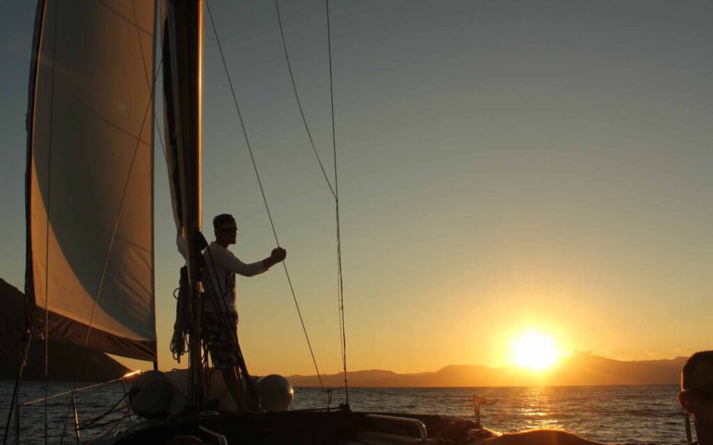 atardecer al navegar en velero 1080x675