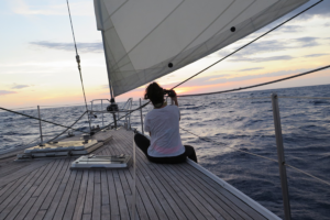 paula en cubierta de un velero