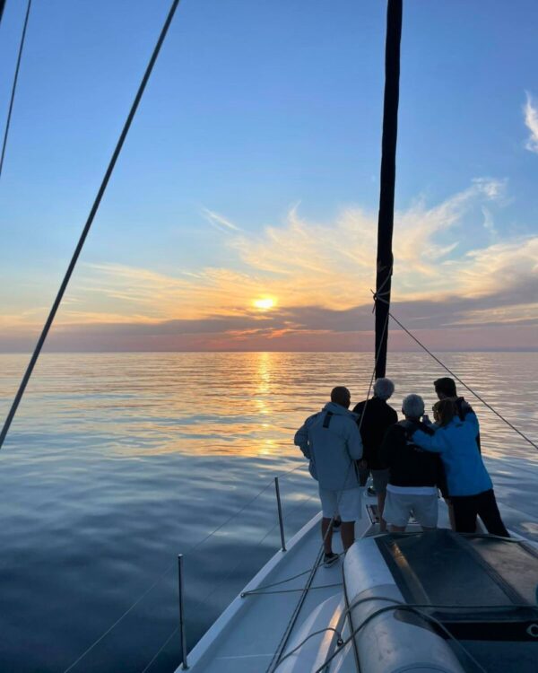 velero allende los mares puesta de sol