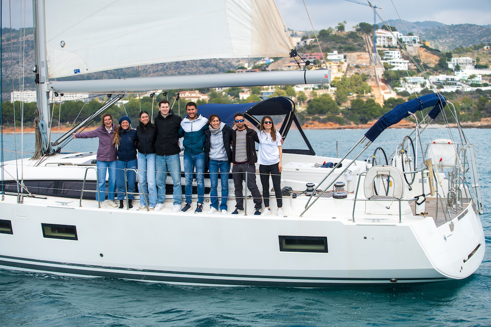 velero allende los mares tripulacion