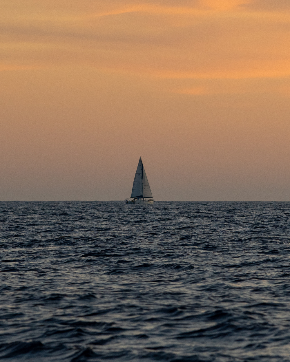velero atardecer allende los mares